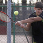 Jorge Blanco golpea la pelota en una fase de la final del Torneo de Invierno que disputó frente a Sergio Gutiérrez