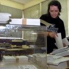 Una empleada municipal coloca las papeletas en un colegio electoral de Bilbao.