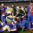 Los jugadores del Barça festejan el gol de Sergi Roberto al París SG en el Camp Nou.