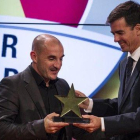 Albert Ferrer recibe el premio al mejor entrenador catalán en noviembre del 2014.