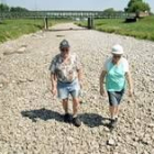 Una pareja pasea por el cauce seco del río Dreisam cerca de Nimburgo, Alemania