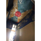 Arriba dos habitaciones pintadas por Vela Zanetti; derecha, una silla decorada por el pintor; debajo