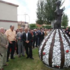 Las autoridades inauguran la escultura de Vegonha Rodríguez.