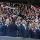 El Rey escucha el himno español entre pitos durante la final de la Copa del Rey entre el Barça y el Athletic en el Camp Nou.