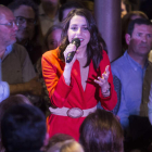 Inés Arrimadas, ayer en Botines durante el nuevo formato electoral ‘Vamos de cañas’. FERNANDO OTERO