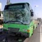 Uno de los tres autobuses que se vieron implicados en un accidente
