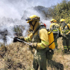 Brigadistas sofocando el incendio.