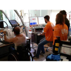 Los investigadores del Instituto de Biomedicina realizando una de las pruebas a un paciente. DL