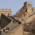 Un grupo de turistas caminan por un tramo de la gran muralla.