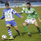 Roberto Puente, a la derecha, no puede superar a un defensor del equipo burgalés.