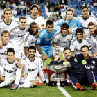 Los jugadores del Real Madrid celebran con la copa tras vencer al Millonarios en el Trofeo Santiago Bernabéu.