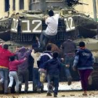 Un grupo de niños palestinos tira piedras a un tanque israelí en Jerusalén Oeste