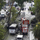 Servicios de emergencias rodean el autobús objeto del ataque, este martes en el centro de Estambul.