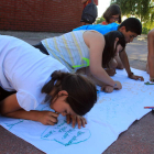 Los alumnos del Campo de los Judíos preparando las pancartas para la manifestación de hoy