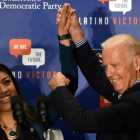 La excandidata demócrata a vicegobernadora de Nevada Lucy Flores presenta al exvicepresidente de los EEUU, Joe Biden, en un mitin en Las Vegas, en el 2014.