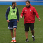 Yuri y José Manuel Díaz conversan durante un entrenamiento de la Ponferradina.