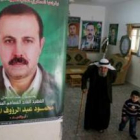 El padre y el nieto del dirigente de Hamás asesinado Mahmud al Mabhuh.