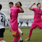 Los jugadores de la Deportiva lamentan uno de los dos goles del Burgos.