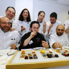 Foto del jurado, premiándose con unos bombones de torrija