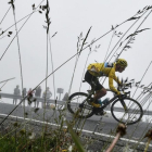 Chris Froome, entre niebla, en el descenso de Puymorens, con el jersey amarillo.