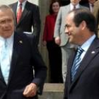 José Bono conversa con el secretario de Defensa de EE.UU. Donald Rumsfeld a su llegada al Pentágono