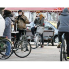 Ciclistas en una calle de la ciudad.
