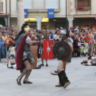 Dos soldados combaten durante la celebración de la fiesta astur-romana de Astorga.