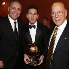 Leo Messi, quíntuple ganador del Balón de Oro, junto a los también premiados azulgranas Hristo Stoichkov (1994) y Luis Suárez (1960).