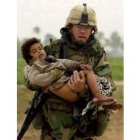 Un soldado norteamericano traslada a un niño iraquí herido en Faisaliya