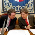 Los portavoces del PP y del PSOE, José Antonio Santiago Juárez y Ángel Villalba, acordaron el texto