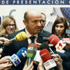 El ministro de Economía atiende a los medios.