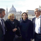 Santisteve, Carmena, Colau y Ribó en la plaza de san Pedro. J. ORTIZ