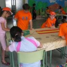 Varios niños pintan un mural dentro de esta iniciativa