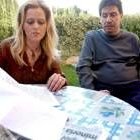 Enrique Pociño lee la sentencia junto a su esposa