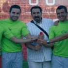 El cuarteto leonés de relevos, con su entrenador en medio, contentos tras su gran actuación en Ávila