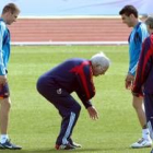 Luis Aragonés explica unos ejercicios en presencia de los jugadores Joaquín, izquierda, y Reyes