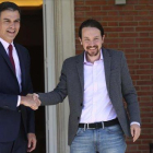 Pedro Sánchez recibe a Pablo Iglesias en el palacio de la Moncloa en la primera ronda negociadora, el 5 de mayo.