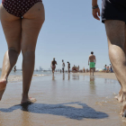 Una pareja pasea este sábado en la orilla de la playa de La Patacona de Alboraya, localidad junto a la ciudad de Valencia, MANUEL BRUQUE