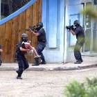 Un policía evacúa a una rehén durante el asalto a una entidad bancaria en Monteverde, Costa Rica