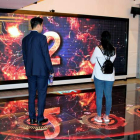 Una enorme pantalla inteligente da la bienvenida a los turistas al FlyZoo, el hotel del futuro en China. PAULA ESCALADA