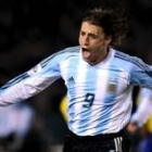 Hernán Crespo celebra un gol con la selección de Argentina