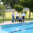 El alcalde Castañón, en las piscinas municipales.