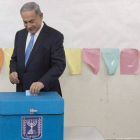 El primer ministro, Binyamin Netanyahu, deposita su voto en un colegio de Jerusalén, este martes.
