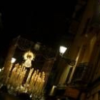 La procesión del Santo Entierro estremece en las calles de León en la noche del Viernes Santo