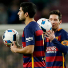Luis Suárez y Leo Messi se llevan sendos balones tras conseguir cuatro y tres goles respectivamente. ALEJANDRO GARCÍA