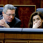 Ruiz-Gallardón y Sáenz de Santamaría, ayer, en el Pleno del Congreso.