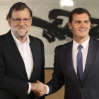 El presidente del Gobierno en funciones, Mariano Rajoy estrecha la mano del líder de C's, Albert Rivera, antes de la reunión que han mantenido hoy en el Congreso de los Diputados.