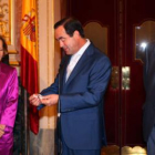 La vicepresidenta Salgado entrega los presupuestos a Bono en presencia de Posadas.