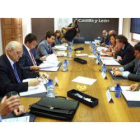 Un momento de la reunión que tuvo lugar ayer en Valldolid entre el Gobierno y la Junta.