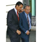 Eduardo Zaplana y Alfonso Guerra conversan fuera del Congreso
